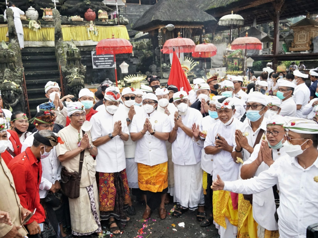 Bupati Giri Prasta Hadiri Upacara Mejaya-Jaya PHDI di Pura Agung Besakih